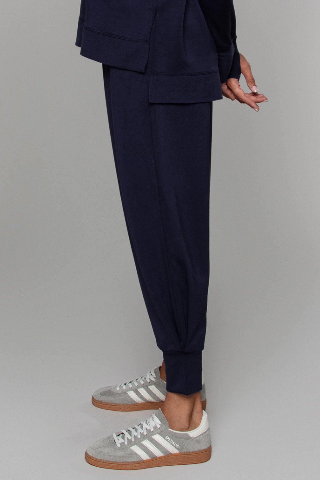 Pantalon de survêtement resserré aux chevilles bleu marine