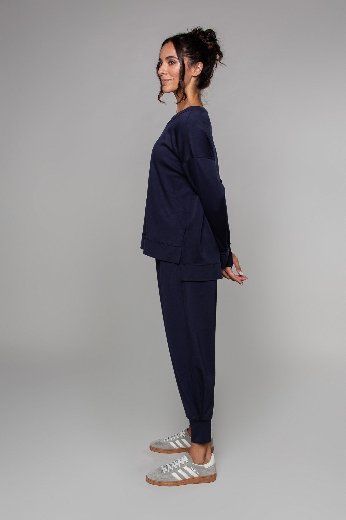 Pantalon de survêtement resserré aux chevilles bleu marine